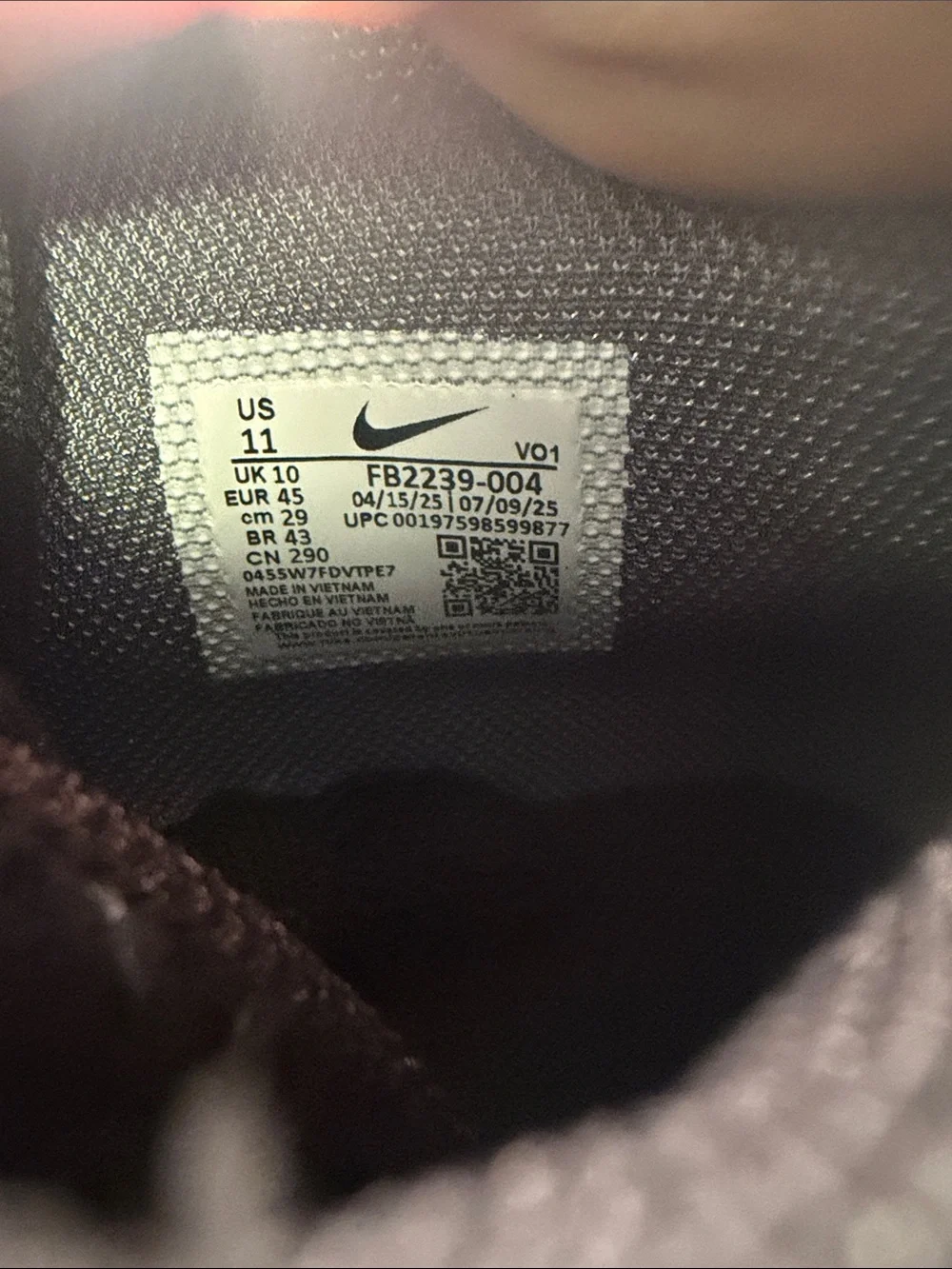 Nike Men’s LeBron Witness 8 sneakers